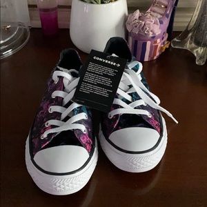 Girls size 1 converse DC shoes.